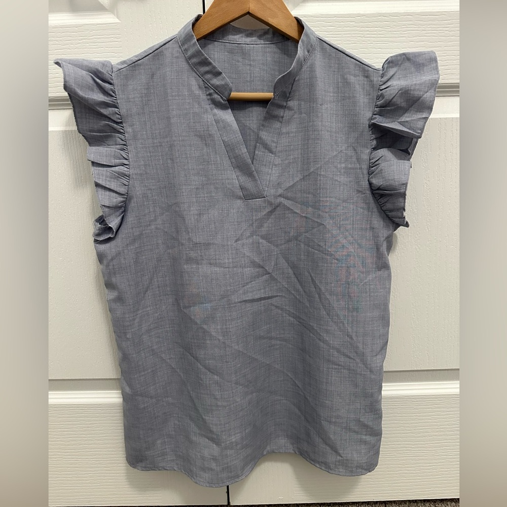 Ruffled Cap-Sleeve V-Neck Camisole in Light Gray